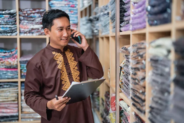 Man Arbetare Kontrollera Produkten Sin Butik Medan Tar Emot Order — Stockfoto