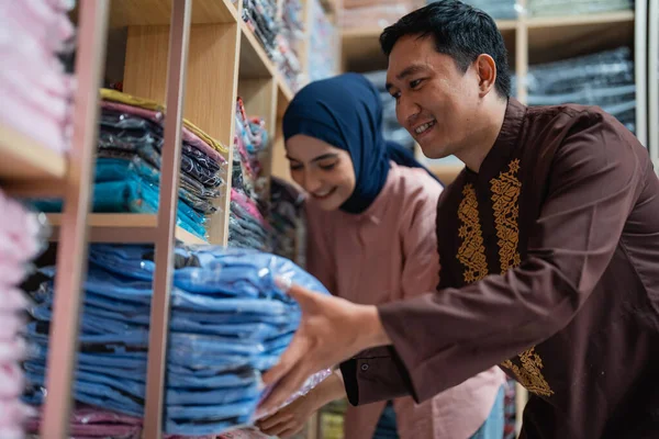 Muslim Pekerja Mempersiapkan Saham Produk Untuk Pengiriman Dari Gudang Toko — Stok Foto