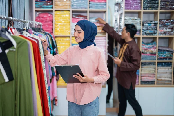 Male Muslim Female Worker Checking Product Quality Stock Fashion Shop — Stock Photo, Image