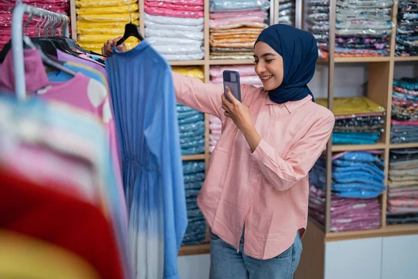 Portret Van Moslim Vrouwelijke Verkoper Neemt Foto Van Zijn Product — Stockfoto