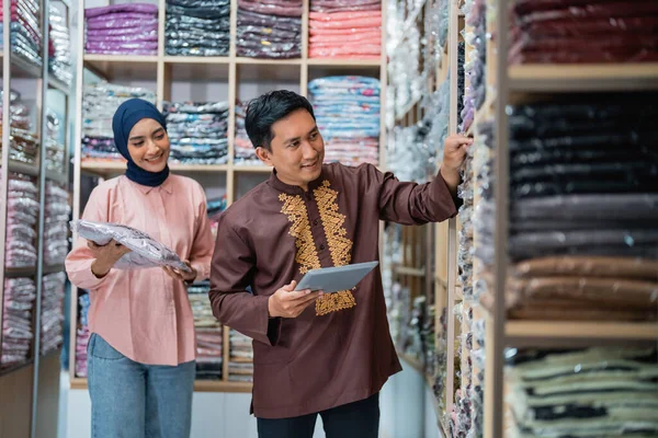 Mannelijke Moslim Vrouwelijke Werknemer Controleren Productkwaliteit Voorraad Mode Winkel Magazijn — Stockfoto