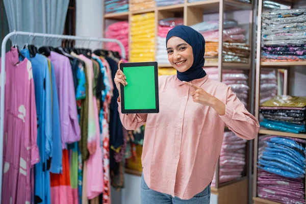 Woman Hijab Showing Her Blank Screen Camera While Working Her — Stock Photo, Image