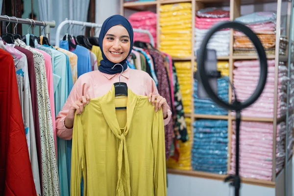 Привлекательная Мусульманка Рассматривающая Модный Продукт Проводящая Прямую Трансляцию Социальных Сетях — стоковое фото