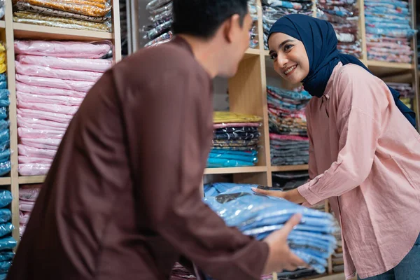 イスラム教徒の労働者が倉庫からの出荷のための製品在庫を準備 — ストック写真