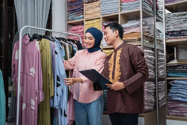 Азіатська Мусульманка Чоловік Перевіряють Свій Модний Продукт Магазині — стокове фото