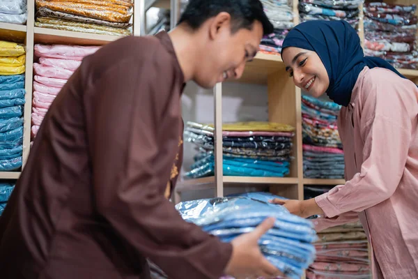Muslimský Pracovník Připravuje Zboží Pro Přepravu Skladu Obchodu — Stock fotografie