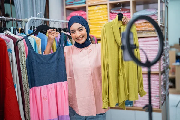 Attraktiv Muslimsk Kvinna Granska Mode Produkt Och Göra Live Försäljning — Stockfoto