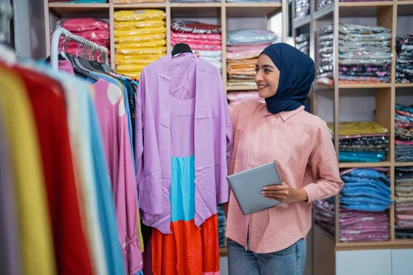 Happy Smiling Muslim Woman Her Fashion Warehouse Checking Product — Stock Photo, Image