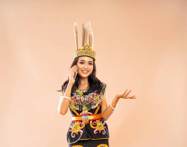 Asiático Mujer Tradicional Ropa Dayak Tribu Sonriendo Mientras Llamando Usando —  Fotos de Stock