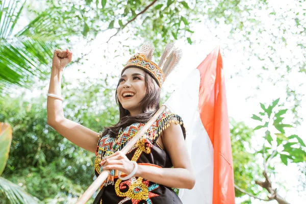 Asiático Mujer Rey Bibinge Pie Naturaleza Con Brazo Apretado Mientras —  Fotos de Stock