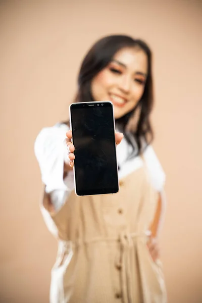Blanco Telefoon Vastgehouden Door Aziatische Vrouw Tijdens Het Staan Legde — Stockfoto