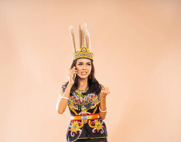 Kral Daki Kızgın Asyalı Kadın Telefonla Birini Ararken Elini Sıktı — Stok fotoğraf