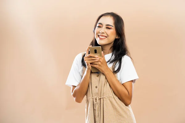 Asiatisk Kvinna Casual Kläder Stående Håller Telefonen Med Båda Händerna — Stockfoto
