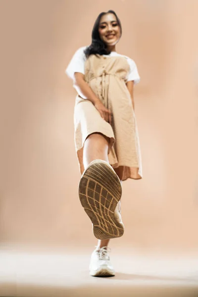 Asiatische Frau Lässiger Kleidung Steht Und Hebt Ihre Füße Und — Stockfoto
