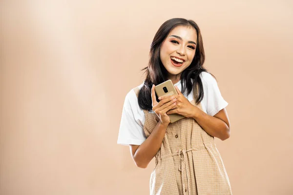 Azji Kobieta Casual Ubrania Stojąc Uśmiechem Trzymając Telefon Jej Obu — Zdjęcie stockowe