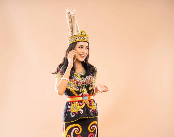 Azjatycka Kobieta Król Bibinge Uśmiecha Się Dzwoniąc Kogoś Telefon Odosobnionym — Zdjęcie stockowe