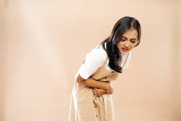 Mulher Asiática Roupas Casuais Dobrado Tocar Seu Estômago Dor Fundo — Fotografia de Stock