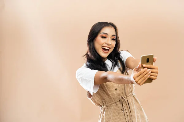 Asiatico Donna Casual Vestiti Guardando Telefono Che Tenendo Con Lei — Foto Stock