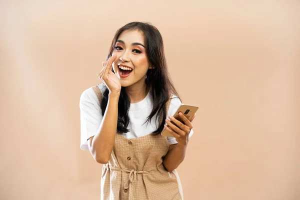 Sıradan Giyinmiş Asyalı Bir Kadın Bağırırken Arka Planda Telefonu Tutarken — Stok fotoğraf