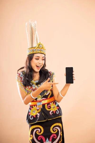 Podekscytowana Azjatycka Kobieta Tradycyjnych Ubraniach Dayak Plemienia Pokazując Wskazując Pusty — Zdjęcie stockowe