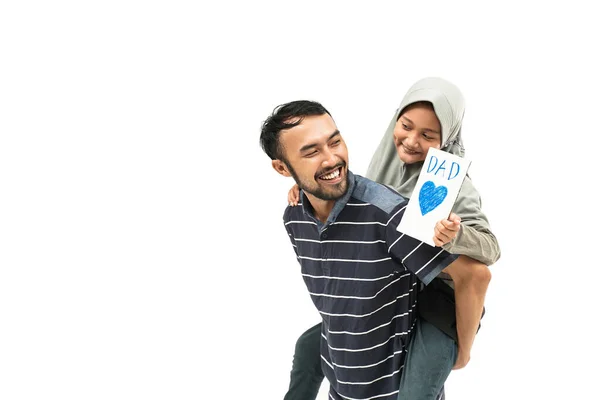 Portret Szczęśliwy Tata Dając Barana Jeździć Muzułmańską Córką Trzymając Kartę — Zdjęcie stockowe