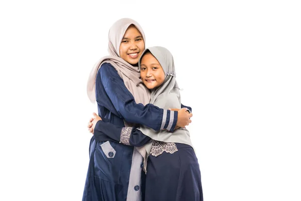 白い背景に伝統的なイスラム服を着た娘を持つ美しいアジア系の母親 — ストック写真