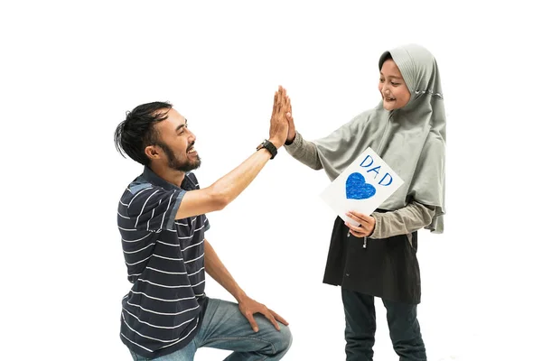 Portrait Happy Dad Muslim Daughter Holding Love Card Fathers Day — Stock Photo, Image