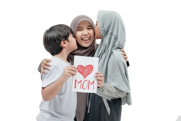 Crianças Estão Dando Cartão Surpresa Para Sua Mãe Durante Dia — Fotografia de Stock