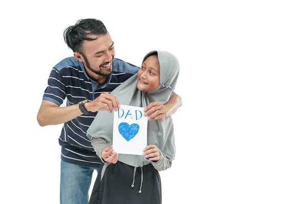 Retrato Papá Feliz Con Hija Musulmana Sosteniendo Una Tarjeta Amor —  Fotos de Stock