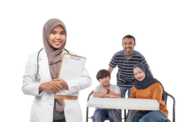 Portrét Muslimského Lékaře Usmívajícího Rodinou Pozadí Návštěvy Lékařskou Prohlídku — Stock fotografie