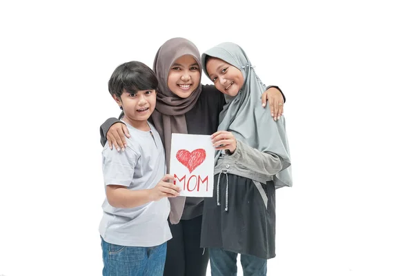 Gyerekek Meglepetéskártyát Adnak Anyjuknak Molylepkék Napján Boldog Muszlim Ázsiai Anya — Stock Fotó