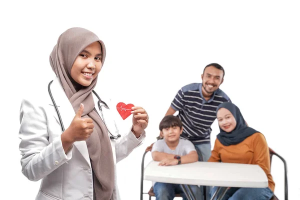 Portret Muzułmańskiego Lekarza Uśmiechniętego Rodziną Tle Wizyty Kontrolnej — Zdjęcie stockowe