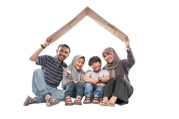 Muslimisches Familienschutzkonzept Mit Haus Und Dach Als Heimat — Stockfoto