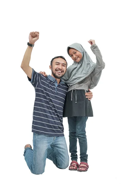 Feliz Animado Jovem Pai Com Sua Filha Sorrindo Para Câmera — Fotografia de Stock