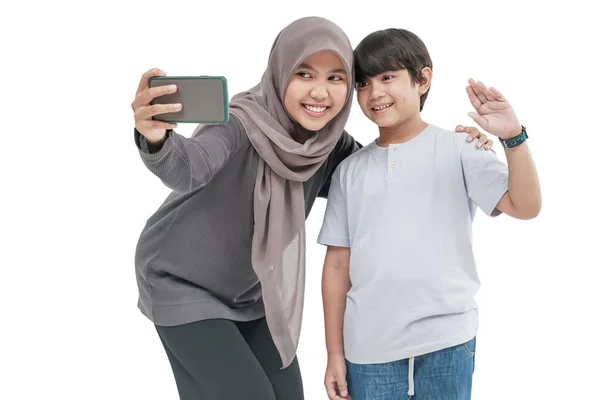 Çocuğun Annesinin Portresi Telefon Kamerasıyla Bir Video Görüşmesi Yapıyor — Stok fotoğraf