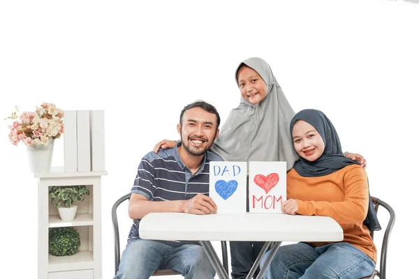Retrato Família Muçulmana Feliz Mostrando Cartão Amor Para Câmera Dada — Fotografia de Stock
