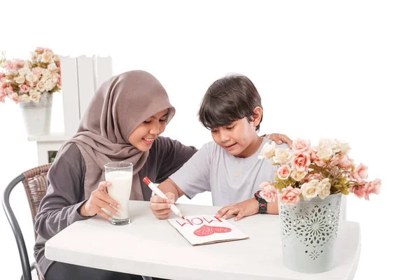 Asiatico Musulmano Madre Serving Suo Figlio Bicchiere Latte Mentre Studio — Foto Stock