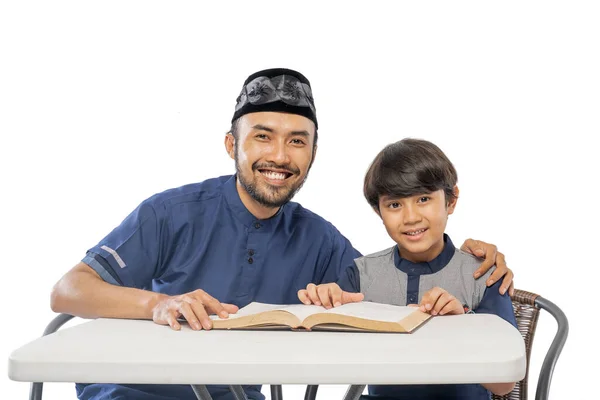 Feliz Asiático Pai Filho Ler Quran Juntos Sobre Branco Fundo — Fotografia de Stock