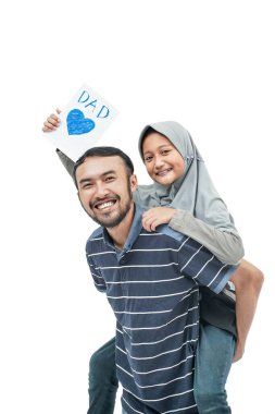 Mutlu bir babanın portresi. Babalar günü için elinde bir aşk kartı tutan Müslüman bir kızla gezintiye çıkıyor.