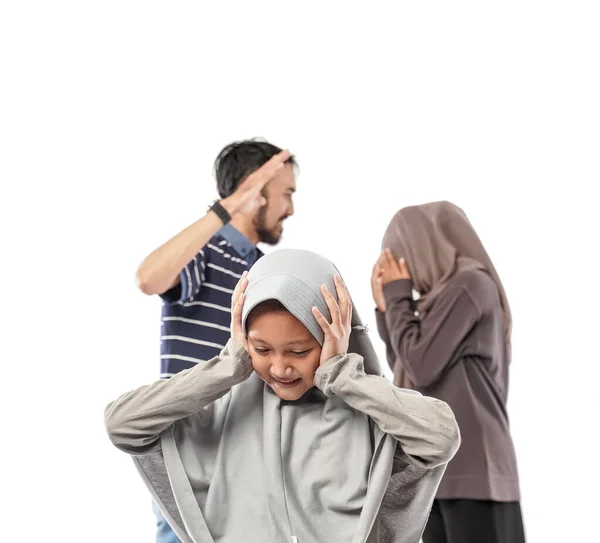 Muslim Dívka Zakrýt Její Ucho Zatímco Rodič Zadní Hádky Boj — Stock fotografie