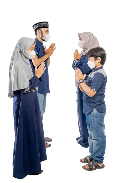 Šťastný Muslim Asijské Rodina Pozdrav Gesto Obličeji Maska — Stock fotografie