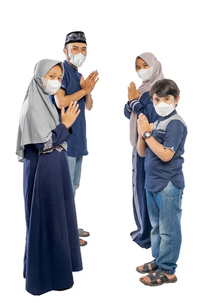 フェイスマスクを着用した挨拶ジェスチャーを持つ幸せなイスラム教徒アジアの家族 — ストック写真