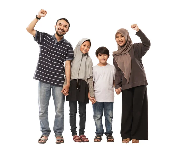 幸福的亚裔穆斯林家庭在白人背景上的肖像 — 图库照片