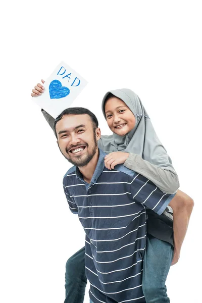幸せな父親の肖像画ピギーバックライドイスラム教徒の娘と一緒に父親の日のための愛のカードを持っている — ストック写真