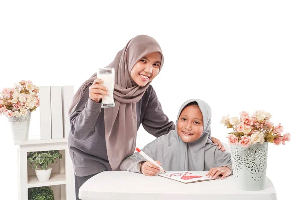 Asiático Musulmán Madre Servir Hijo Vaso Leche Mientras Estudia —  Fotos de Stock