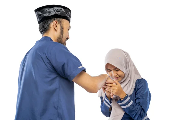 Porträt Einer Glücklichen Muslimischen Tochter Schüttelt Ihrem Vater Die Hand — Stockfoto