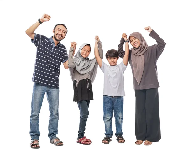 白い背景の上に幸せなアジア系ムスリム家族の肖像画 — ストック写真
