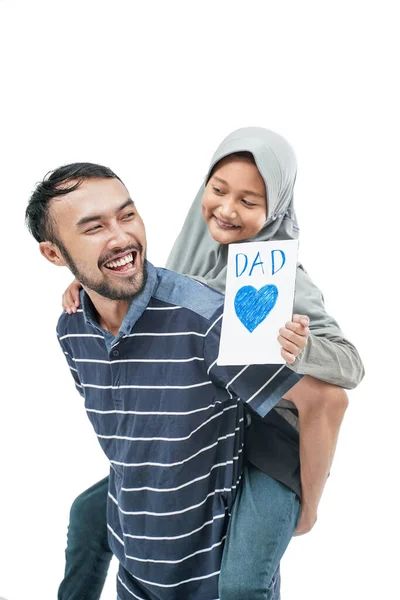 Портрет Счастливого Отца Катающегося Спине Мусульманской Дочерью Держащей Карту Любви — стоковое фото