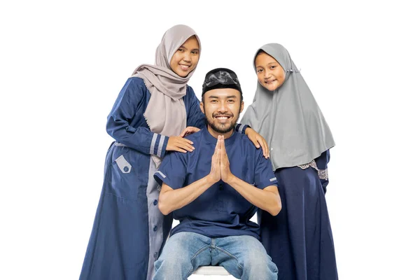 Hermosa Familia Asiática Con Hija Vistiendo Ropa Islámica Tradicional Sobre — Foto de Stock