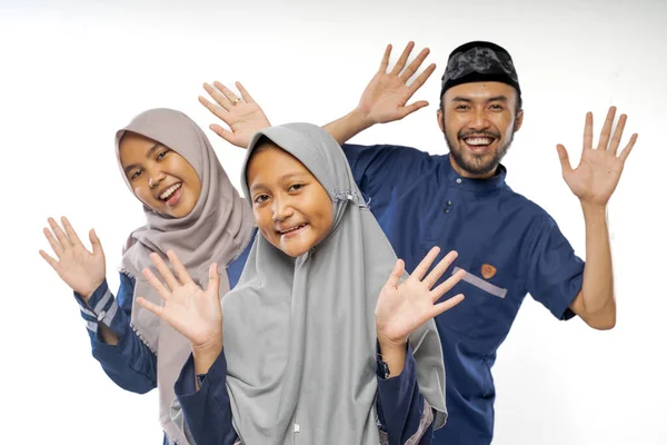 美丽的亚洲家庭 女儿穿着传统的伊斯兰服装 背景为白色 — 图库照片